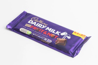 Londra, Birleşik Krallık, 30 Eylül 2024 Cadbury Süt ve Harshey 'nin Kurabiye ve Kreması' nın beyaz arka planda görüntüsü