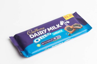 Londra, Birleşik Krallık, 30 Eylül 2024 Cadbury Süt ve Harshey 'nin Kurabiye ve Kreması' nın beyaz arka planda görüntüsü
