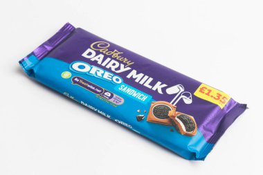 Londra, Birleşik Krallık, 30 Eylül 2024 Cadbury Süt ve Harshey 'nin Kurabiye ve Kreması' nın beyaz arka planda görüntüsü