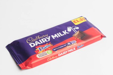 Londra, Birleşik Krallık, 30 Eylül 2024 Cadbury Süt ve Harshey 'nin Kurabiye ve Kreması' nın beyaz arka planda görüntüsü