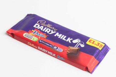 Londra, Birleşik Krallık, 30 Eylül 2024 Cadbury Süt ve Harshey 'nin Kurabiye ve Kreması' nın beyaz arka planda görüntüsü