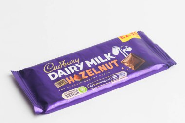 Londra, Birleşik Krallık, 30 Eylül 2024 Cadbury Süt ve Harshey 'nin Kurabiye ve Kreması' nın beyaz arka planda görüntüsü