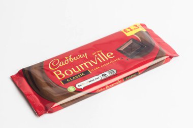 Londra, Birleşik Krallık, 30 Eylül 2024 Cadbury Süt ve Harshey 'nin Kurabiye ve Kreması' nın beyaz arka planda görüntüsü