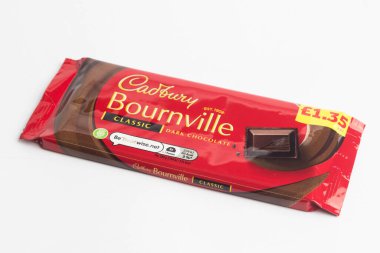 Londra, Birleşik Krallık, 30 Eylül 2024 Cadbury Süt ve Harshey 'nin Kurabiye ve Kreması' nın beyaz arka planda görüntüsü