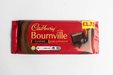 Londra, Birleşik Krallık, 30 Eylül 2024 Cadbury Süt ve Harshey 'nin Kurabiye ve Kreması' nın beyaz arka planda görüntüsü