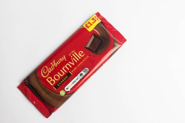Londra, Birleşik Krallık, 30 Eylül 2024 Cadbury Süt ve Harshey 'nin Kurabiye ve Kreması' nın beyaz arka planda görüntüsü