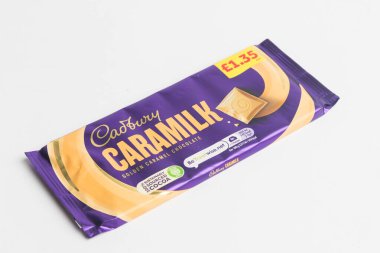Londra, Birleşik Krallık, 30 Eylül 2024 Cadbury Süt ve Harshey 'nin Kurabiye ve Kreması' nın beyaz arka planda görüntüsü
