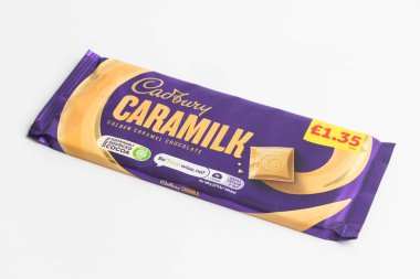 Londra, Birleşik Krallık, 30 Eylül 2024 Cadbury Süt ve Harshey 'nin Kurabiye ve Kreması' nın beyaz arka planda görüntüsü