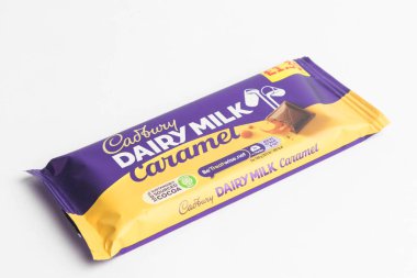 Londra, Birleşik Krallık, 30 Eylül 2024 Cadbury Süt ve Harshey 'nin Kurabiye ve Kreması' nın beyaz arka planda görüntüsü