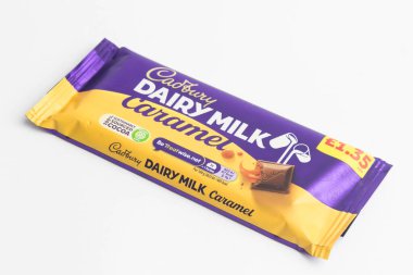 Londra, Birleşik Krallık, 30 Eylül 2024 Cadbury Süt ve Harshey 'nin Kurabiye ve Kreması' nın beyaz arka planda görüntüsü