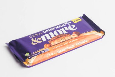 Londra, Birleşik Krallık, 30 Eylül 2024 Cadbury Süt ve Harshey 'nin Kurabiye ve Kreması' nın beyaz arka planda görüntüsü