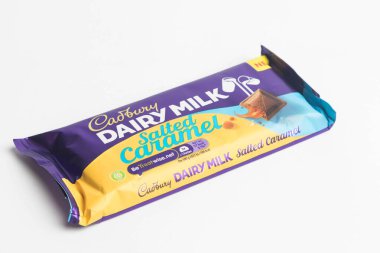 Londra, Birleşik Krallık, 30 Eylül 2024 Cadbury Süt ve Harshey 'nin Kurabiye ve Kreması' nın beyaz arka planda görüntüsü