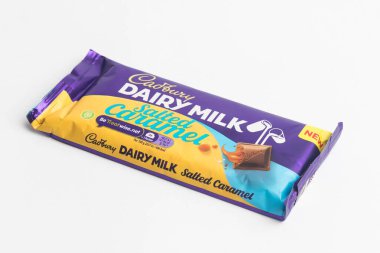Londra, Birleşik Krallık, 30 Eylül 2024 Cadbury Süt ve Harshey 'nin Kurabiye ve Kreması' nın beyaz arka planda görüntüsü