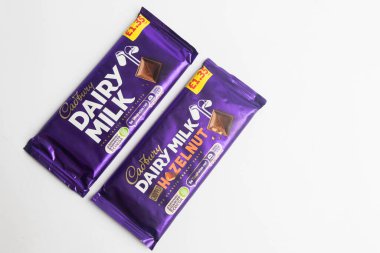 Londra, Birleşik Krallık, 30 Eylül 2024 Cadbury şekerleme Chomp manzarası, beyaz bir arka plan karşı