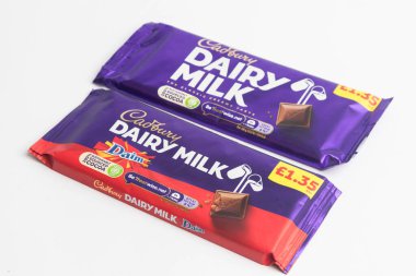 Londra, Birleşik Krallık, 30 Eylül 2024 Cadbury şekerleme Chomp manzarası, beyaz bir arka plan karşı