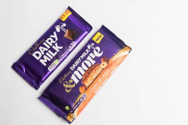 Londra, Birleşik Krallık, 30 Eylül 2024 Cadbury şekerleme Chomp manzarası, beyaz bir arka plan karşı