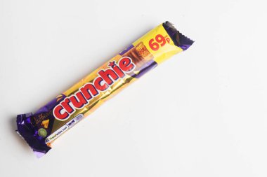 Londra, Birleşik Krallık, 30 Eylül 2024 Cadbury şekerleme Chomp manzarası, beyaz bir arka plan karşı