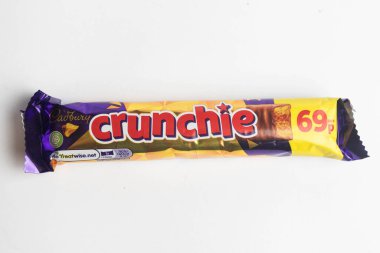 Londra, Birleşik Krallık, 30 Eylül 2024 Cadbury şekerleme Chomp manzarası, beyaz bir arka plan karşı