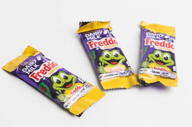 Londra, Birleşik Krallık, 30 Eylül 2024 Cadbury şekerleme Chomp manzarası, beyaz bir arka plan karşı