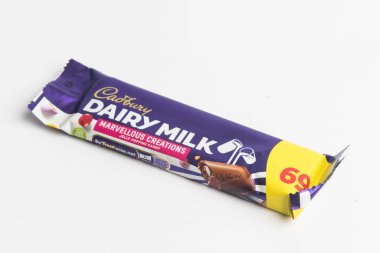 Londra, Birleşik Krallık, 30 Eylül 2024 Cadbury şekerleme Chomp manzarası, beyaz bir arka plan karşı