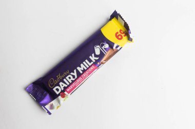 Londra, Birleşik Krallık, 30 Eylül 2024 Cadbury şekerleme Chomp manzarası, beyaz bir arka plan karşı