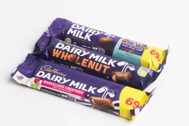Londra, Birleşik Krallık, 30 Eylül 2024 Cadbury şekerleme Chomp manzarası, beyaz bir arka plan karşı