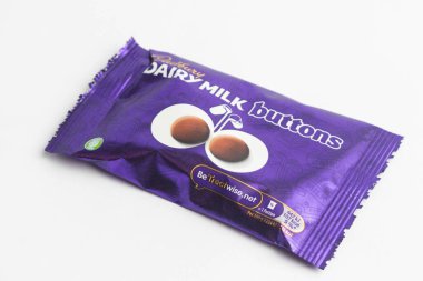 Londra, Birleşik Krallık, 30 Eylül 2024 Cadbury şekerleme Chomp manzarası, beyaz bir arka plan karşı