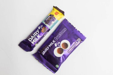 Londra, Birleşik Krallık, 30 Eylül 2024 Cadbury şekerleme Chomp manzarası, beyaz bir arka plan karşı
