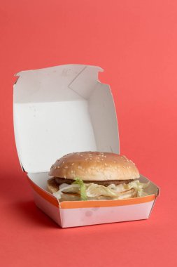 Londra, Birleşik Krallık, 14 Ekim 2024: - McDonalds Big Mac 'in kırmızı zemin üzerindeki görüntüsü