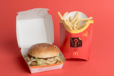 Londra, Birleşik Krallık, 14 Ekim 2024: - McDonalds Big Mac ve Büyük Patates manzarası, kırmızı arka planda