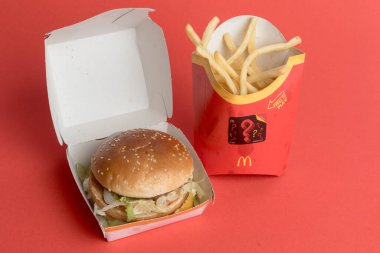 Londra, Birleşik Krallık, 14 Ekim 2024: - McDonalds Big Mac ve Büyük Patates manzarası, kırmızı arka planda