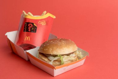 Londra, Birleşik Krallık, 14 Ekim 2024: - McDonalds Big Mac ve Medium Fires 'ın kırmızı zemin üzerindeki görüntüsü