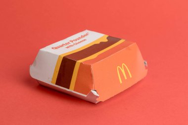 Londra, Birleşik Krallık, 14 Ekim 2024: - Kırmızı arka planda McDonalds Quarter Pounder ve Peynir Kutusu manzarası
