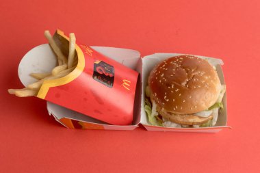 Londra, Birleşik Krallık, 14 Ekim 2024: - McDonalds Big Mac ve Medium Fires 'ın kırmızı zemin üzerindeki görüntüsü