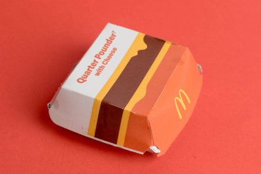Londra, Birleşik Krallık, 14 Ekim 2024: - Kırmızı arka planda McDonalds Quarter Pounder ve Peynir Kutusu manzarası