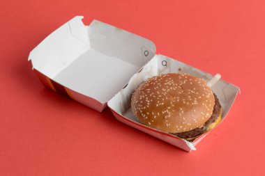 Londra, Birleşik Krallık, 14 Ekim 2024: - McDonalds Quarter Pounder with Cheese 'in kırmızı arkaplanlı görüntüsü