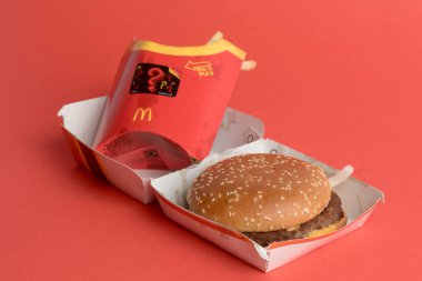 Londra, Birleşik Krallık, 14 Ekim 2024: - McDonalds Quarter Pounder 'ın Peynir ve Büyük Patatesli görüntüsü, kırmızı arka planda