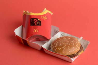 Londra, Birleşik Krallık, 14 Ekim 2024: - McDonalds Quarter Pounder 'ın Peynir ve Büyük Patatesli görüntüsü, kırmızı arka planda