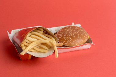 Londra, Birleşik Krallık, 14 Ekim 2024: - McDonalds Quarter Pounder 'ın Peynir ve Büyük Patatesli görüntüsü, kırmızı arka planda