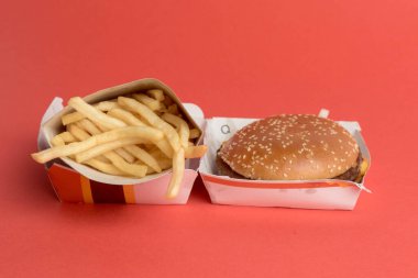 Londra, Birleşik Krallık, 14 Ekim 2024: - McDonalds Quarter Pounder 'ın Peynir ve Büyük Patatesli görüntüsü, kırmızı arka planda