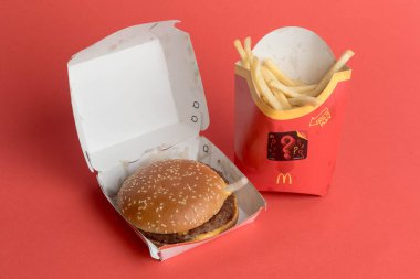 Londra, Birleşik Krallık, 14 Ekim 2024: - McDonalds Quarter Pounder 'ın peynirli ve geniş hatlı görüntüsü, kırmızı arka planda