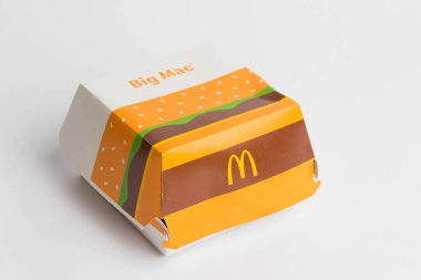 Londra, Birleşik Krallık, 14 Ekim 2024 McDonalds Big Mac Box 'ın beyaz bir arka plan karşısındaki görüntüsü