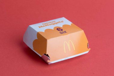 Londra, Birleşik Krallık, 14 Ekim 2024: - McDonalds 6 tavuk McNuggets manzarası, kırmızı arka planda