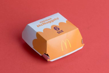 Londra, Birleşik Krallık, 14 Ekim 2024: - McDonalds 6 tavuk McNuggets manzarası, kırmızı arka planda