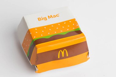 Londra, Birleşik Krallık, 14 Ekim 2024 McDonalds Big Mac Box 'ın beyaz bir arka plan karşısındaki görüntüsü