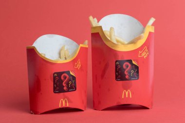 Londra, Birleşik Krallık, 14 Ekim 2024: - McDonalds Büyük ve Orta Patates manzarası, kırmızı arka planda