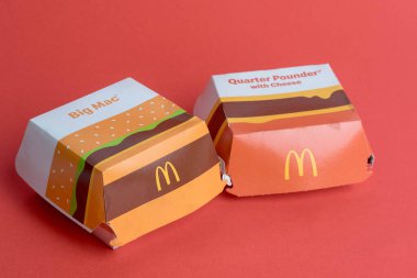 Londra, Birleşik Krallık, 14 Ekim 2024: - McDonalds Big Mac ve Quauter Pounder With Cheese 'in kırmızı arka planda görüntüsü