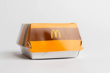 Londra, Birleşik Krallık, 14 Ekim 2024 McDonalds Big Mac Box 'ın beyaz bir arka plan karşısındaki görüntüsü