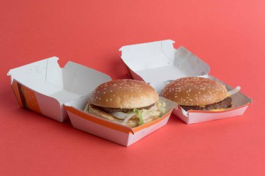 Londra, Birleşik Krallık, 14 Ekim 2024: - McDonalds Big Mac ve Quauter Pounder With Cheese 'in kırmızı arka planda görüntüsü