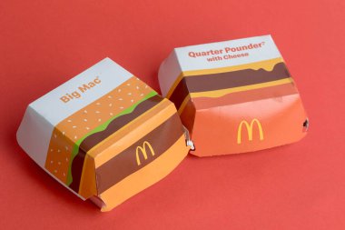 Londra, Birleşik Krallık, 14 Ekim 2024: - McDonalds Big Mac ve Quauter Pounder With Cheese 'in kırmızı arka planda görüntüsü
